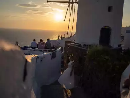 Ein Beben der Stärke 5,3 hat die Inselidylle von Santorini erschüttert. - Foto: Petros Giannakouris/AP/dpa