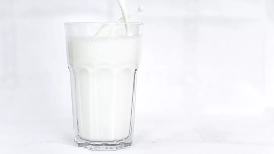 Milch und bestimmte Milchprodukte können das Risiko für Dickdarmkrebs wohl etwas verringern. (Archivbild) - Bild: Sina Schuldt/dpa