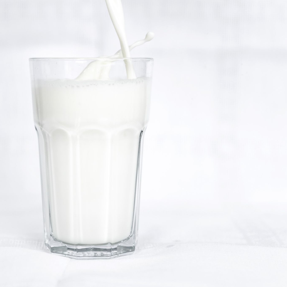 Milch und bestimmte Milchprodukte können das Risiko für Dickdarmkrebs wohl etwas verringern. (Archivbild) - Foto: Sina Schuldt/dpa