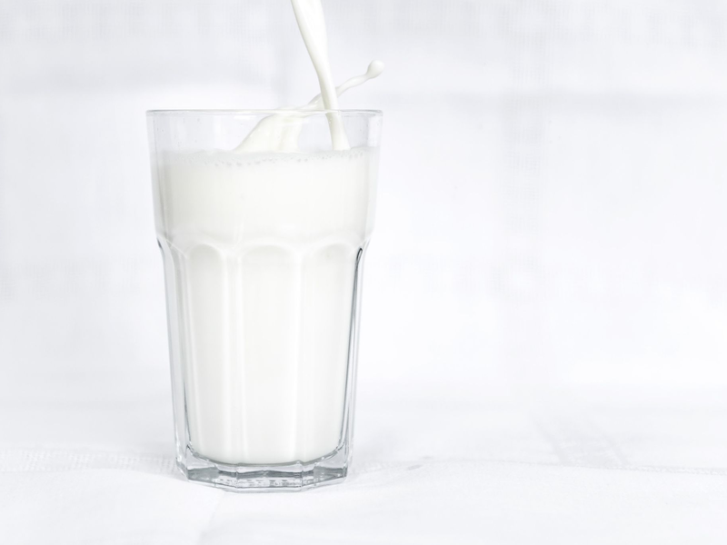 Milch und bestimmte Milchprodukte können das Risiko für Dickdarmkrebs wohl etwas verringern. (Archivbild) - Foto: Sina Schuldt/dpa