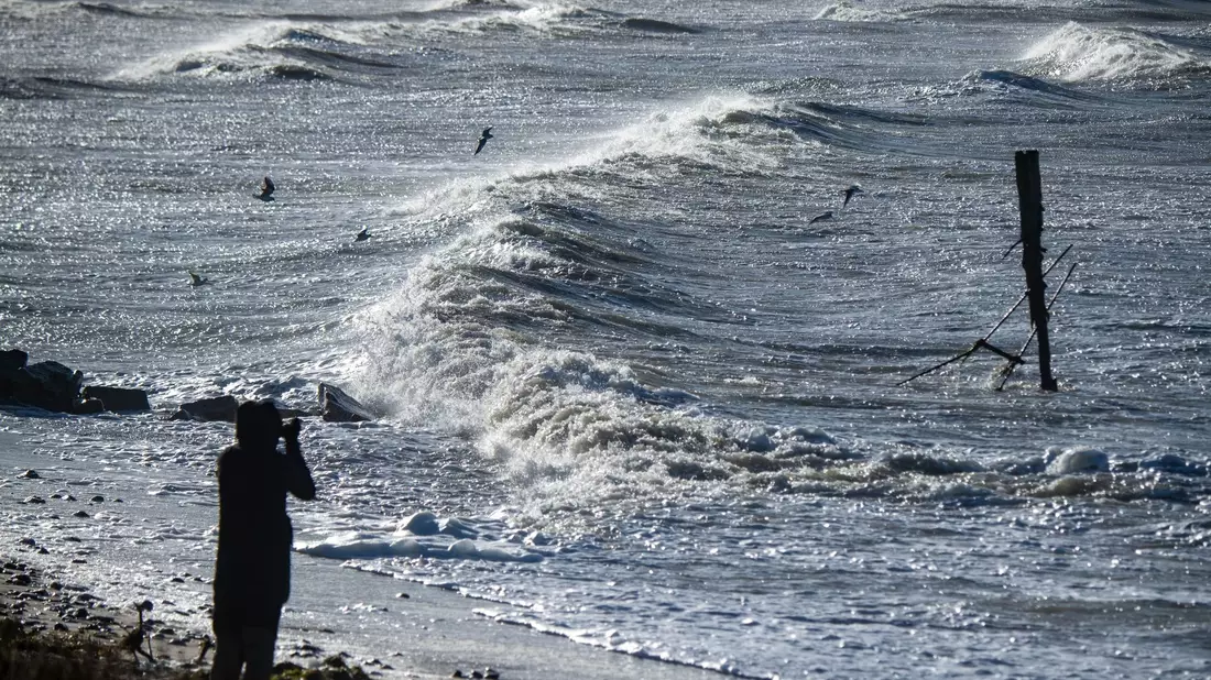 Wellen brechen sich am Strand von Altefähr auf der Insel Rügen. - Bild: Stefan Sauer/dpa
