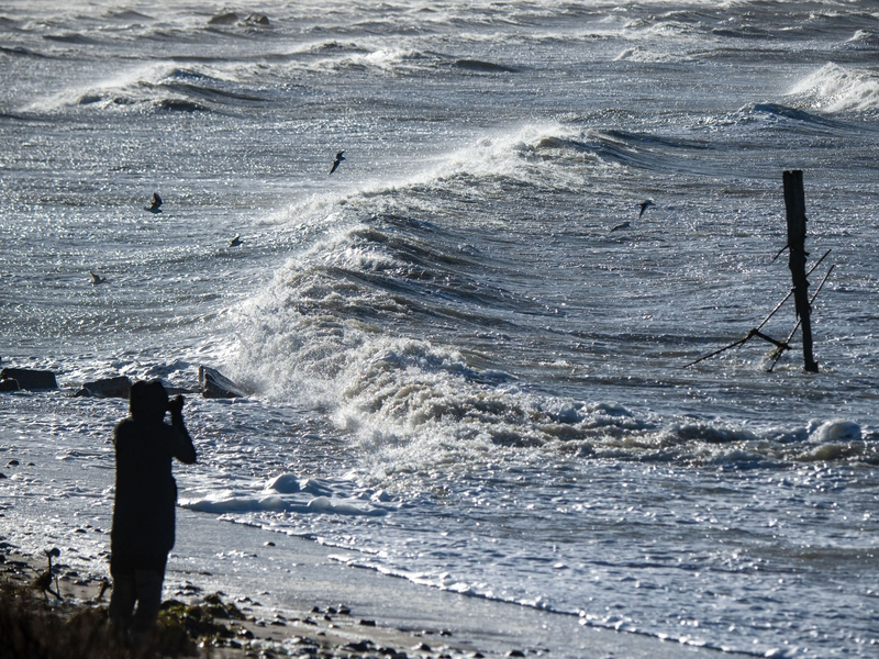Wellen brechen sich am Strand von Altefähr auf der Insel Rügen. - Foto: Stefan Sauer/dpa