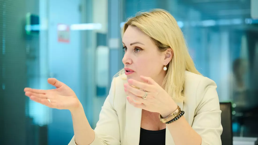 Marina Owsjannikowa bei einem Interview mit der Deutschen Presse-Agentur im Juni 2022. - Bild: Annette Riedl/dpa
