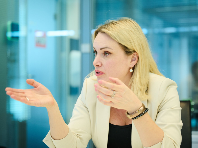 Vor eineinhalb Wochen war Marina Owsjannikowa in Russland zu achteinhalb Jahren Straflager verurteilt worden. Ein Gericht in Moskau befand sie in Abwesenheit der angeblichen Verbreitung von Falschmeldungen über die russische Armee für schuldig. - Foto: Annette Riedl/dpa