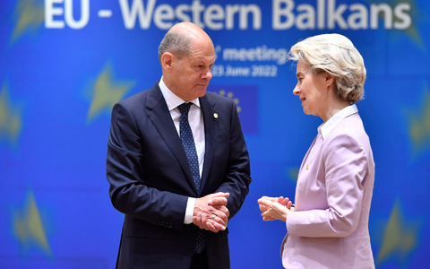 Räumt ein, dass es ohne die USA schwer wird: der ukrainische Präsident Wolodymyr Selenskyj. - Foto: Geert Vanden Wijngaert/AP/dpa