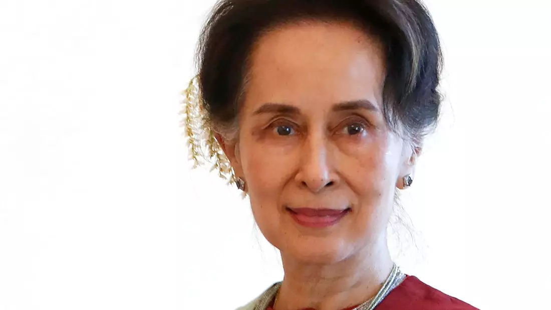 Aung San Suu Kyi wurde wegen zahlreicher angeblicher Verbrechen zu insgesamt 33 Jahren Haft verurteilt. Jetzt soll ihre Strafe um sechs Jahre verringert werden. - Bild: Uncredited/AP/dpa