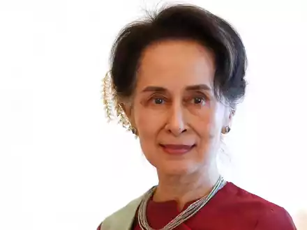 Aung San Suu Kyi wurde wegen zahlreicher angeblicher Verbrechen zu insgesamt 33 Jahren Haft verurteilt. Jetzt soll ihre Strafe um sechs Jahre verringert werden. - Foto: Uncredited/AP/dpa
