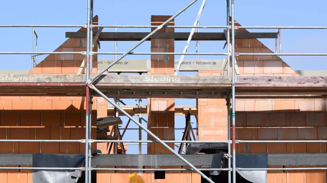 Bevor mit dem Bau eines Hauses angefangen werden kann, muss das Grundstück gekauft werden. Damit ist auch die Grunderwerbsteuer fällig. - Bild: Julian Stratenschulte/dpa