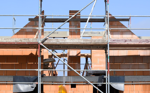 Bevor mit dem Bau eines Hauses angefangen werden kann, muss das Grundstück gekauft werden. Damit ist auch die Grunderwerbsteuer fällig. - Foto: Julian Stratenschulte/dpa