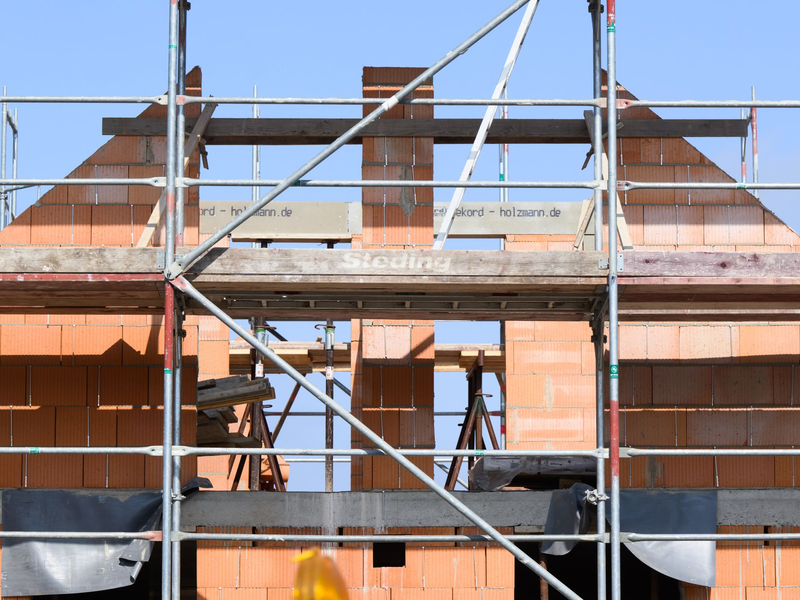 Bevor mit dem Bau eines Hauses angefangen werden kann, muss das Grundstück gekauft werden. Damit ist auch die Grunderwerbsteuer fällig. - Foto: Julian Stratenschulte/dpa