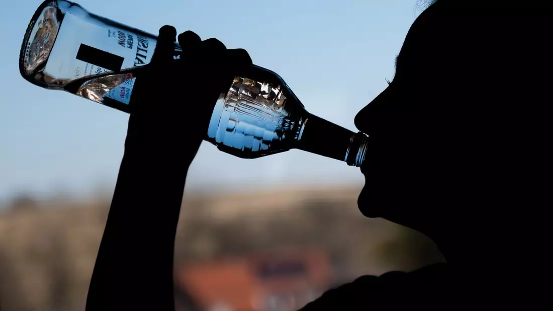 Trotz sinkender Fallzahlen ist das Risiko einer Alkoholvergiftung bei Jugendlichen besonders groß. - Bild: Silas Stein/dpa