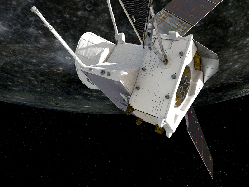 Eine künstlerische Darstellung des Vorbeiflugs von «BepiColombo» am Merkur. - Foto: ESA/ATG medialab/dpa