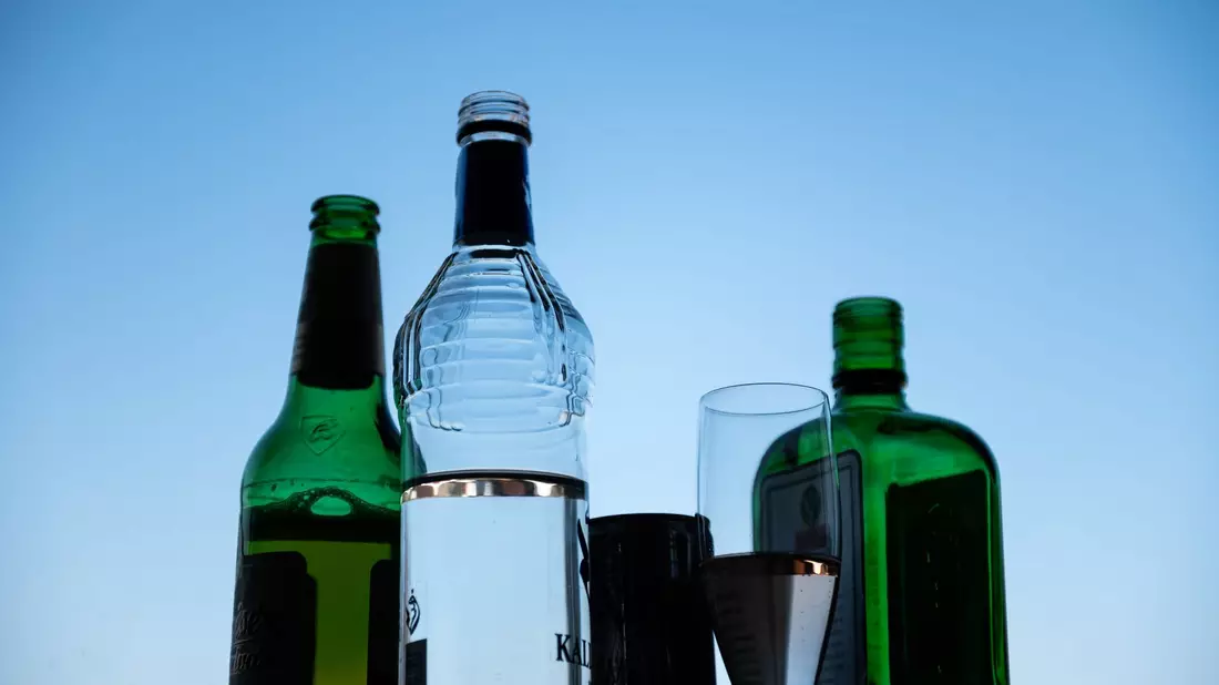 Eine große Mehrheit der Deutschen ist der Meinung, dass Alkoholwerbung auf eine Gesundheitsgefährdung hinweisen sollte. - Bild: Silas Stein/dpa