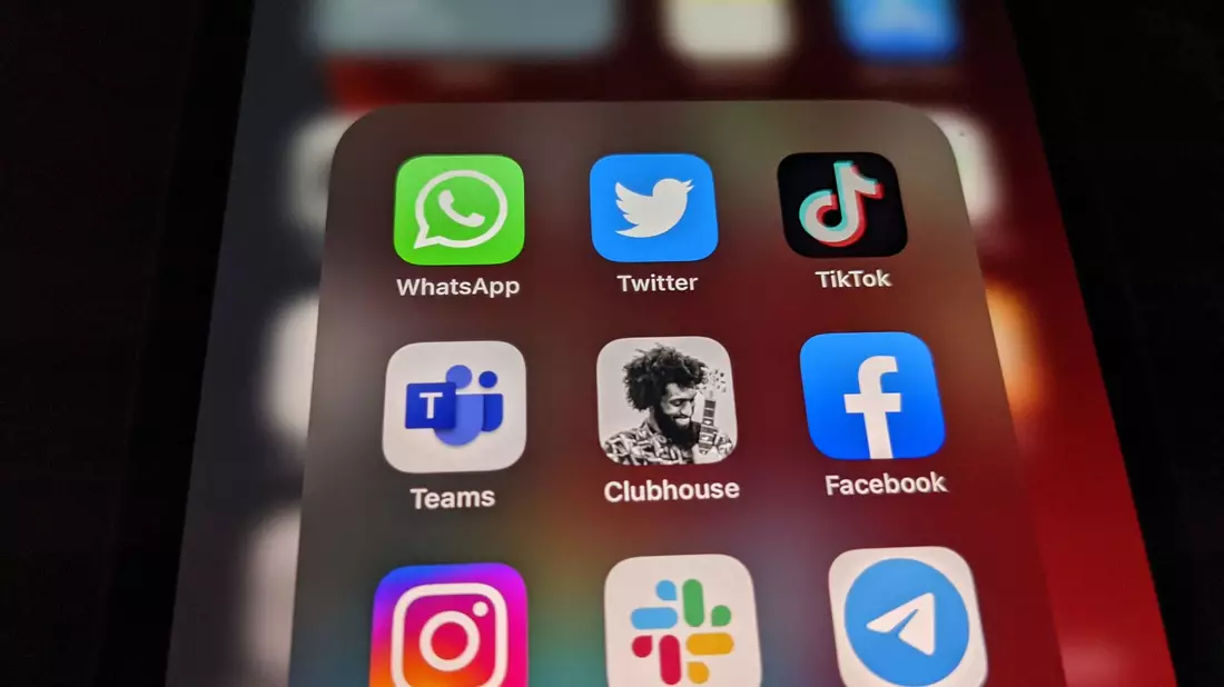 Instagram führt neue Jugendschutzrichtlinien ein, die sich an den Altersfreigaben der Filmindustrie orientieren. - Bild: Christoph Dernbach/dpa