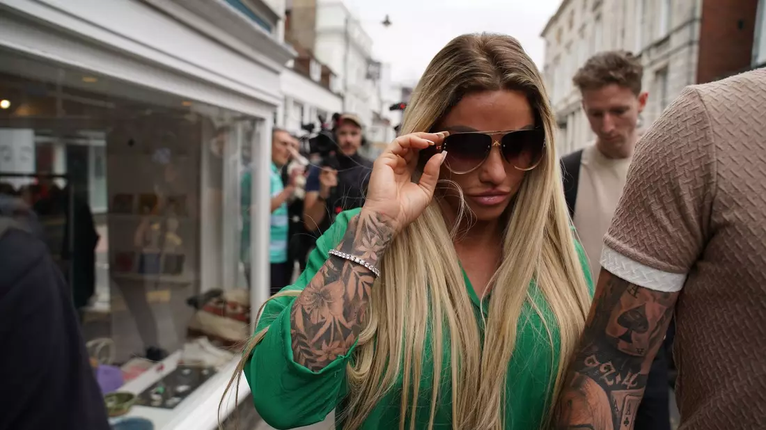Ex-Model Katie Price hier im südenglischen Lewes im Jahr 2022.  - Bild: Gareth Fuller/PA Wire/dpa