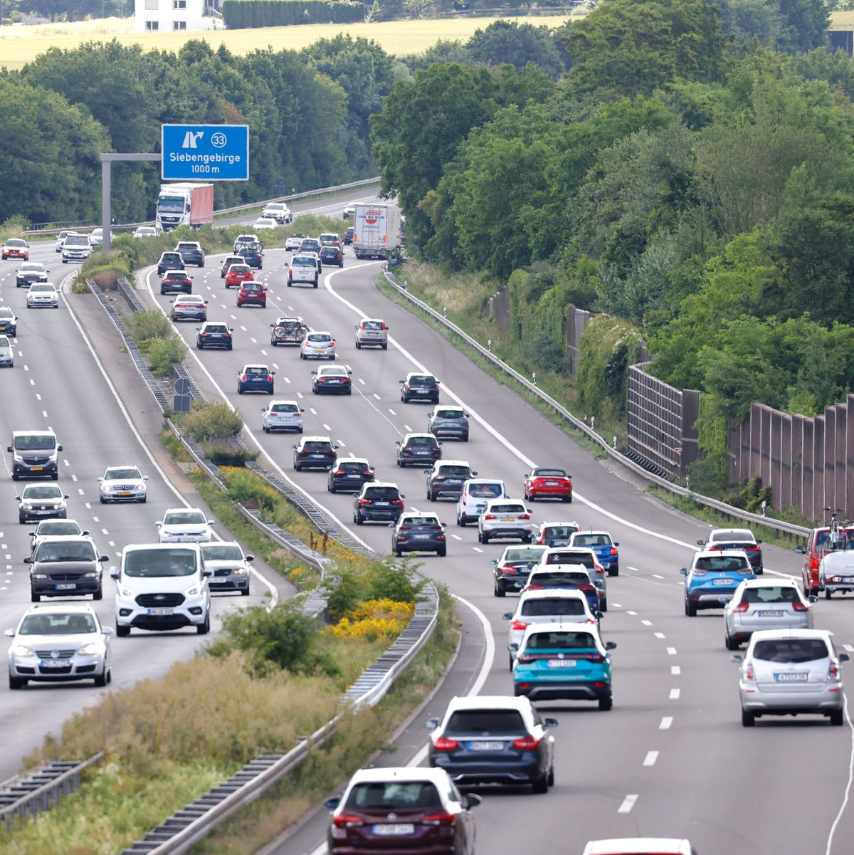 Ältere Autos sollen nach einem Vorschlag der EU-Kommission künftig jährlich inspiziert werden. (Archivbild)  - Foto: Thomas Banneyer/dpa