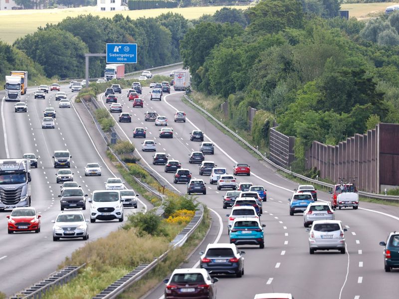 Ältere Autos sollen nach einem Vorschlag der EU-Kommission künftig jährlich inspiziert werden. (Archivbild)  - Foto: Thomas Banneyer/dpa