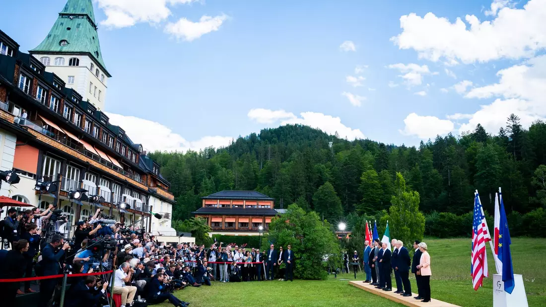 Bundeskanzler Olaf Scholz wird beim G7-Gipfel gefeiert. Er wird heute 66 Jahre alt. - Bild: Steffen Kugler/Bundesregierung/dpa