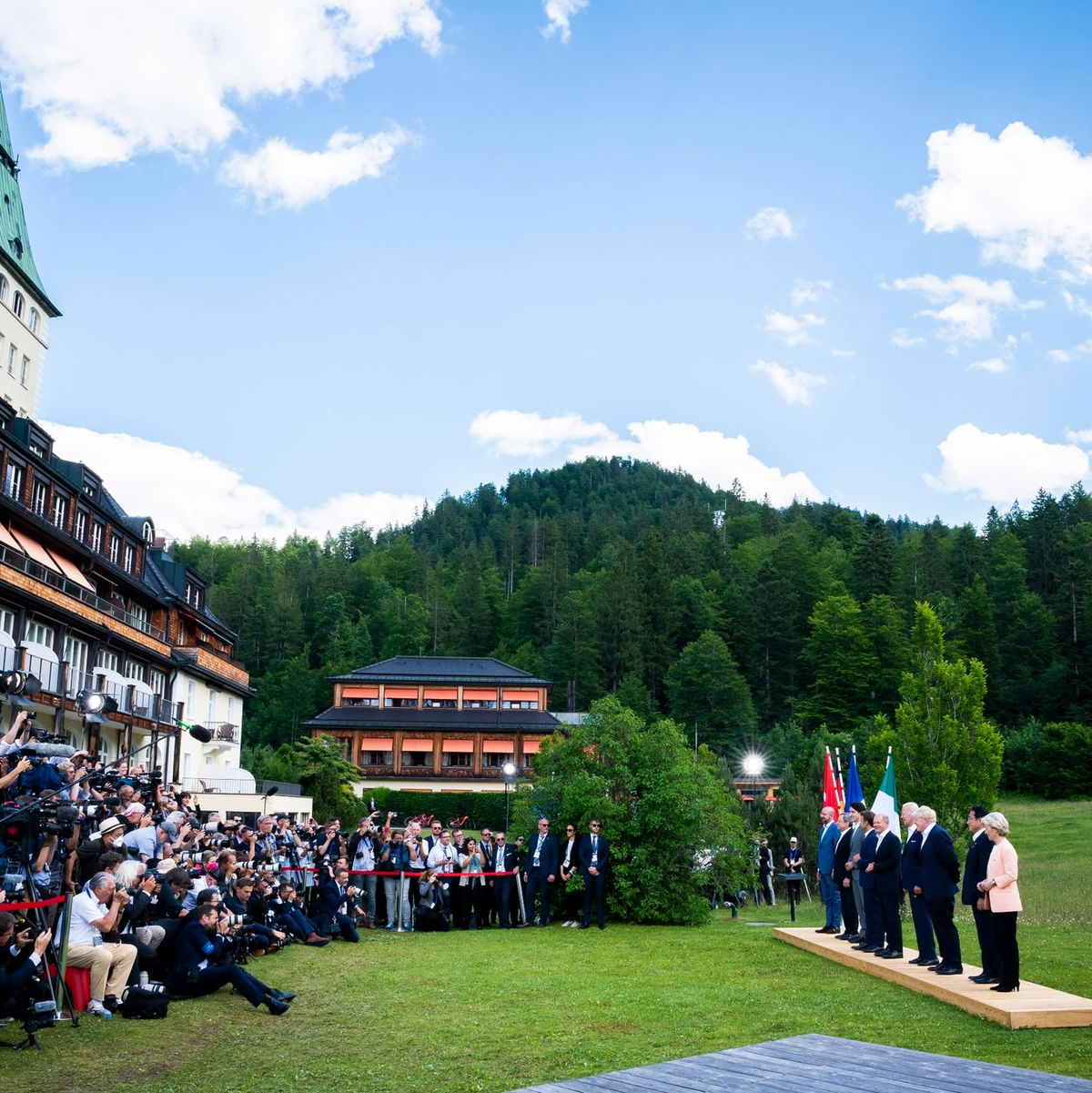 Bundeskanzler Olaf Scholz wird beim G7-Gipfel gefeiert. Er wird heute 66 Jahre alt. - Foto: Steffen Kugler/Bundesregierung/dpa