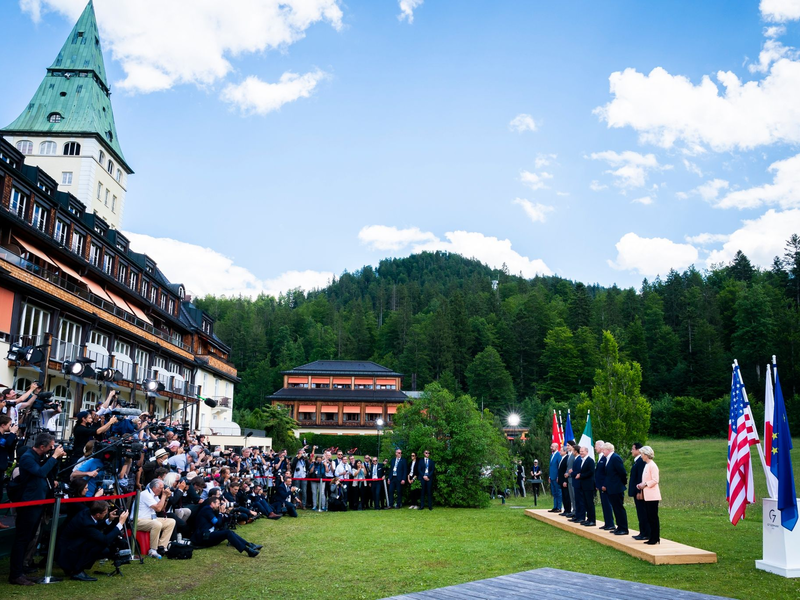 Bundeskanzler Olaf Scholz wird beim G7-Gipfel gefeiert. Er wird heute 66 Jahre alt. - Foto: Steffen Kugler/Bundesregierung/dpa