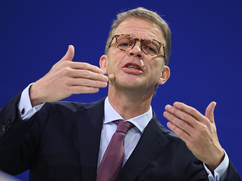 Für den Deutsche-Bank-Chef Christian Sewing gibt es aus wirtschaftlicher Sicht viele Gründe, um ein Zeichen gegen Hass und Rassismus zu setzen. - Foto: Arne Dedert/dpa