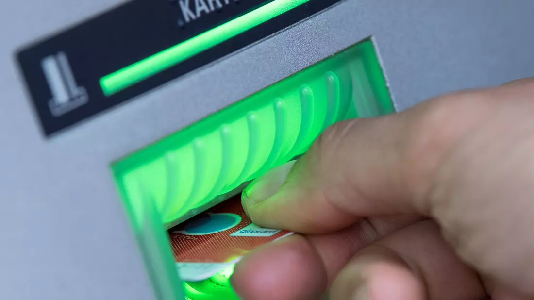 Statt maximal 500 Euro konnten Kunden in Irland wegen einer Panne vorübergehend mindestens doppelt so viel Geld an Automaten abheben. (Symbolbild) - Bild: Fabian Sommer/dpa