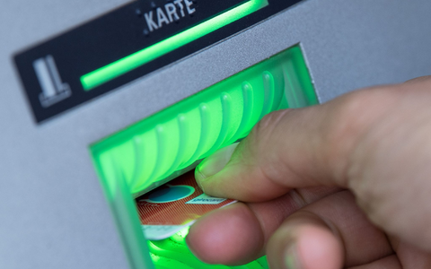 Statt maximal 500 Euro konnten Kunden in Irland wegen einer Panne vorübergehend mindestens doppelt so viel Geld an Automaten abheben. (Symbolbild) - Foto: Fabian Sommer/dpa