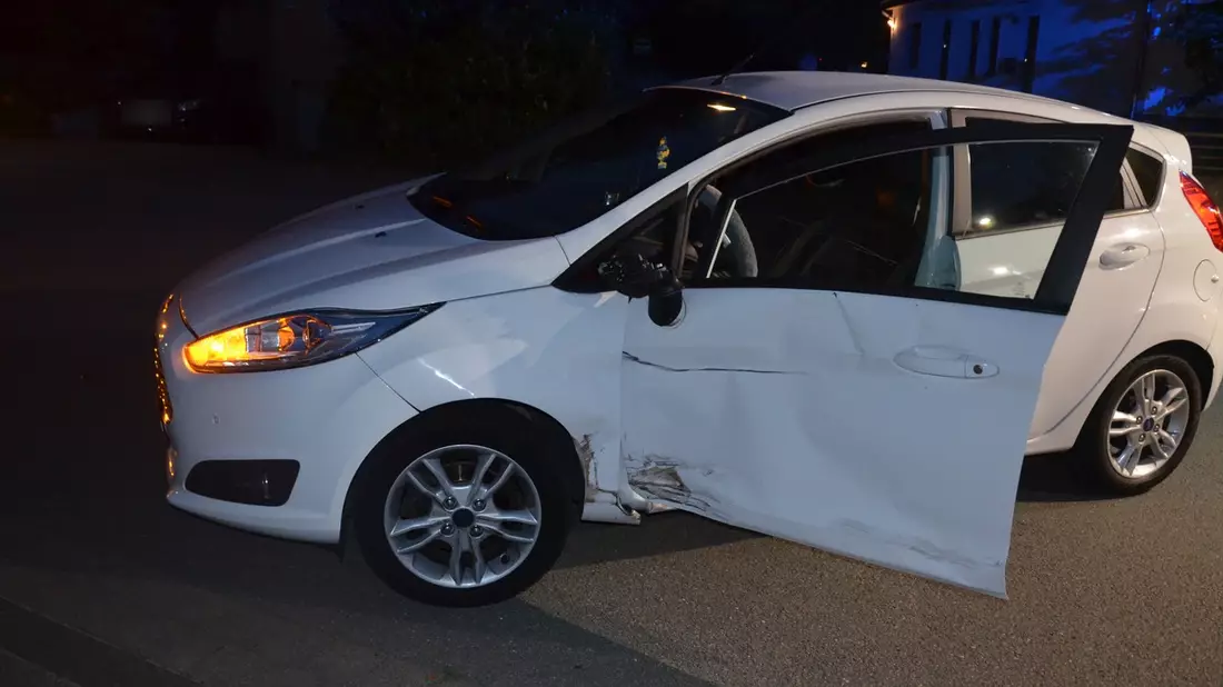 POL-HF: Kia überschlägt sich und stürzt in Böschung - Fahrer und Beifahrer flüchten - Bild: presseportal.de