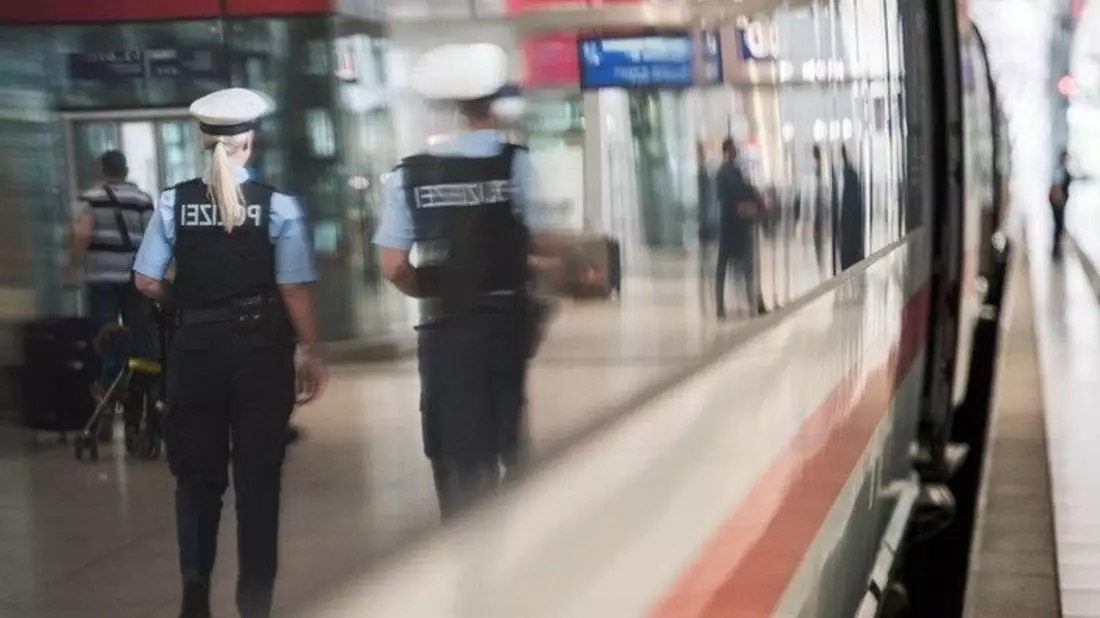 BPOL-KS: Bundespolizeieinsatz wegen randalierender Fußballfans in Regionalbahn - Bild: presseportal.de