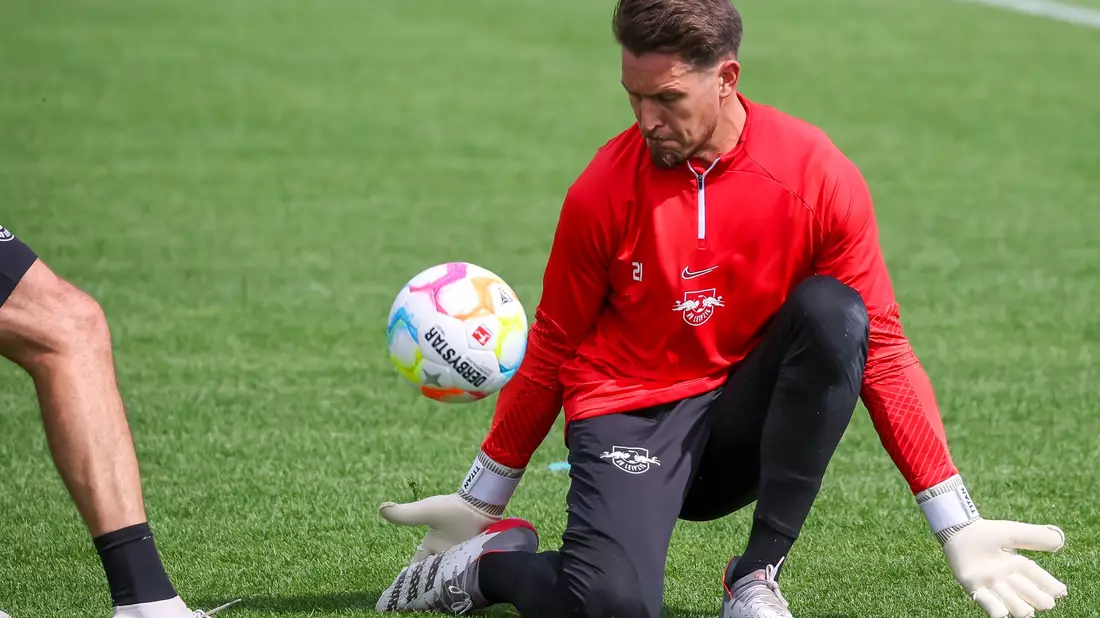 Leipzigs Keeper Janis Blaswich kann das Tor zum 1:1 durch Berns Meschack Elia nicht verhindern. - Bild: Jan Woitas/dpa