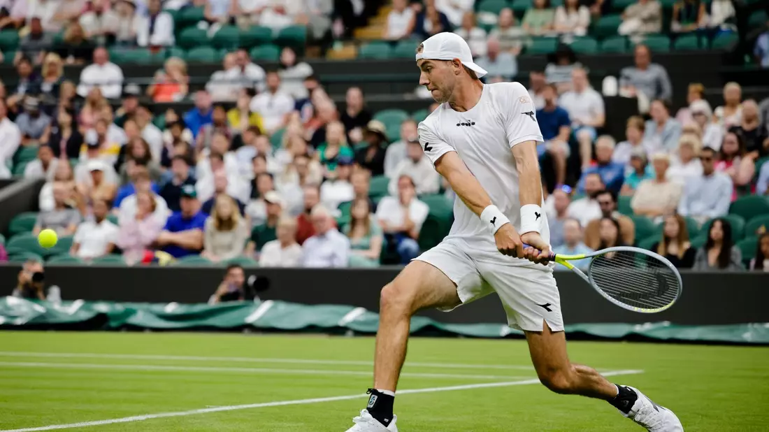 Jan-Lennard Struff winkt ins Publikum. - Bild: Frank Molter/dpa