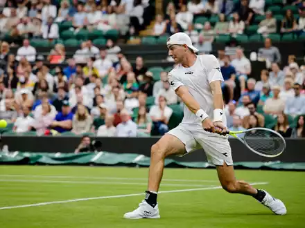 Jan-Lennard Struff winkt ins Publikum. - Foto: Frank Molter/dpa