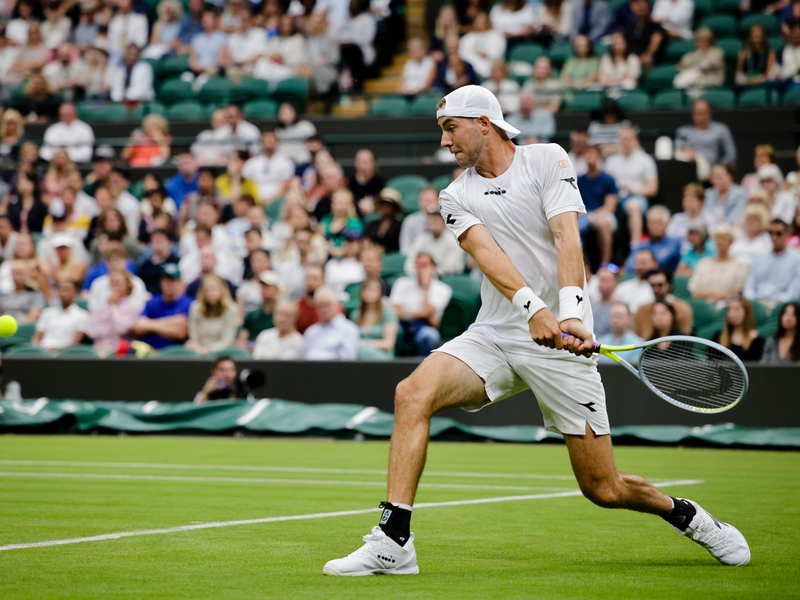 Jan-Lennard Struff winkt nach einer Partie ins Publikum. - Foto: Frank Molter/dpa