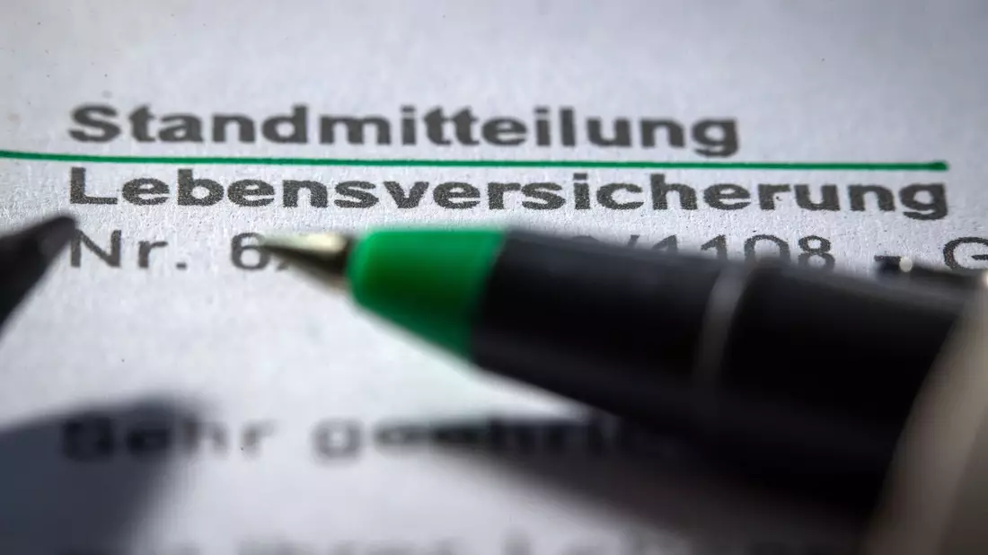 Eine private Altersvorsorge können sich viele Menschen zurzeit nicht mehr leisten. - Bild: Jens Büttner/dpa-Zentralbild/dpa