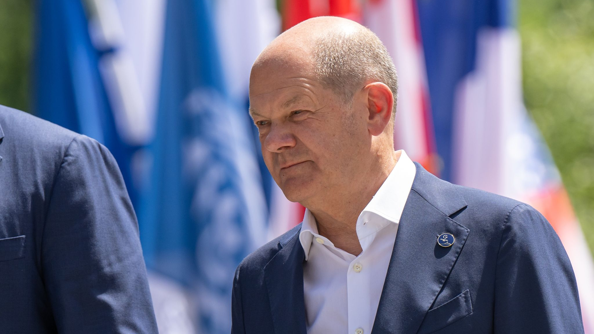 Bundeskanzler Olaf Scholz (SPD) spricht während eines Wahlkampfauftritt auf dem Münchner Marienplatz. - Foto: Peter Kneffel/dpa