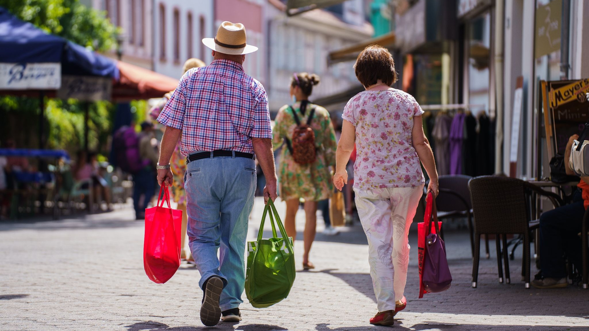 Die Verbraucherstimmung in Deutschland erholt sich nur schleppend. - Foto: Andreas Arnold/dpa
