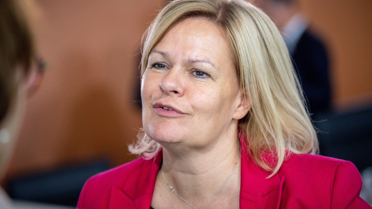 Bundesinnenministerin Nancy Faeser präsentiert die Verbotsverfügungen für Hamas und Samidoun. - Foto: Michael Kappeler/dpa