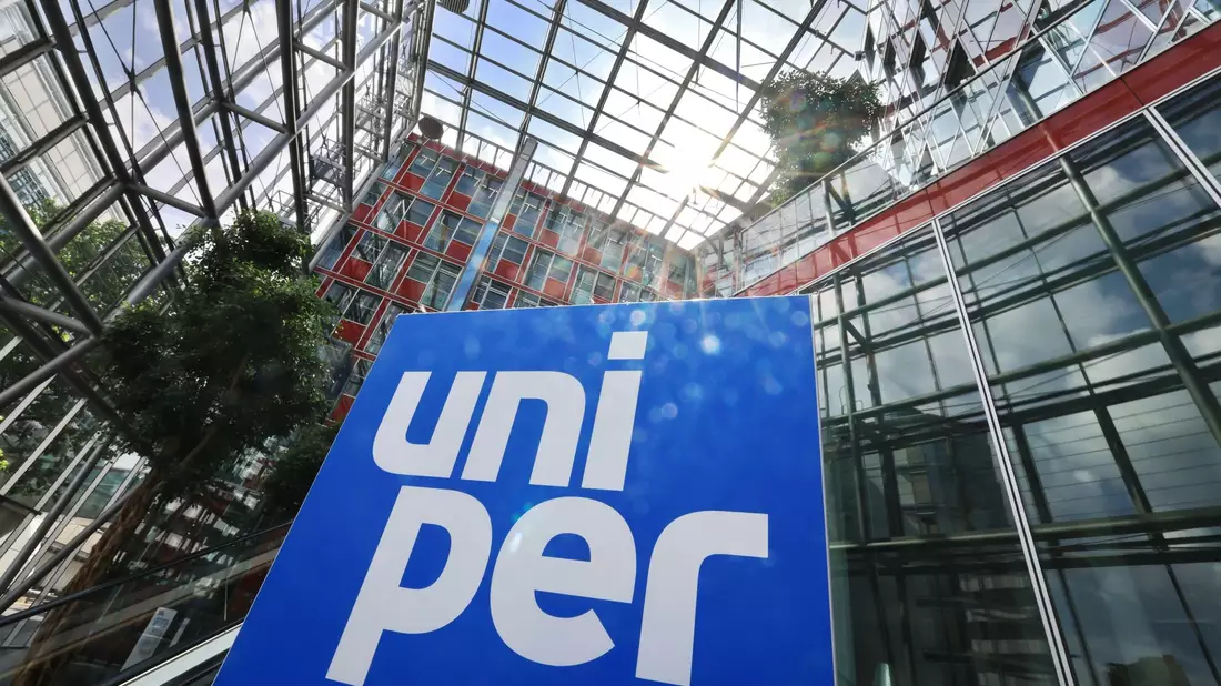 Eine Stele mit dem Firmen-Logo steht im Foyer der Hauptverwaltung des Energieversorgungsunternehmens Uniper in Düsseldorf. - Bild: Oliver Berg/dpa