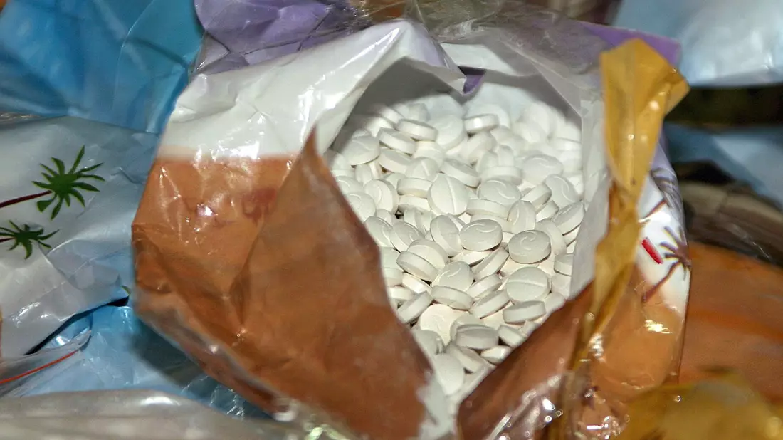 Eine Tüte mit beschlagnahmten Captagon-Tabletten. (Symbolbild) - Bild: Nabil Mounzer/EPA/dpa