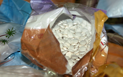 Eine Tüte mit beschlagnahmten Captagon-Tabletten. (Symbolbild) - Foto: Nabil Mounzer/EPA/dpa