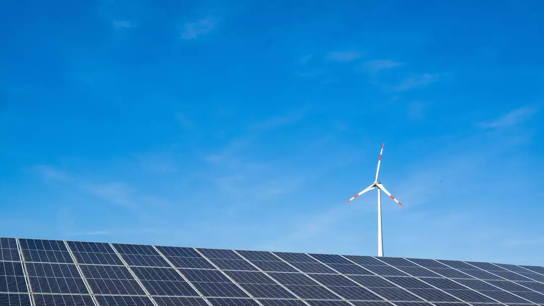 Die Stromerzeugung aus erneuerbaren Energiequellen stieg im dritten Quartal auf einen Rekordanteil (Archivbild). - Bild: Peter Kneffel/dpa