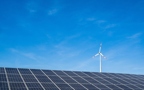 Die Stromerzeugung aus erneuerbaren Energiequellen stieg im dritten Quartal auf einen Rekordanteil (Archivbild). - Foto: Peter Kneffel/dpa