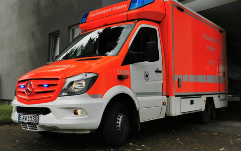 POL-STD: Dreiste Unbekannte entwenden Mercedes-Stern von Rettungswagen im Einsatz - Foto: presseportal.de