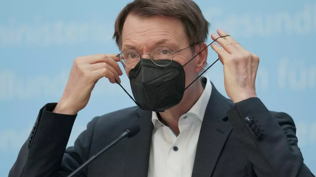 Der geschäftsführende Gesundheitsminister Lauterbach wurde am 1. Mai von Demonstranten angepöbelt.  - Bild: Jörg Carstensen/dpa