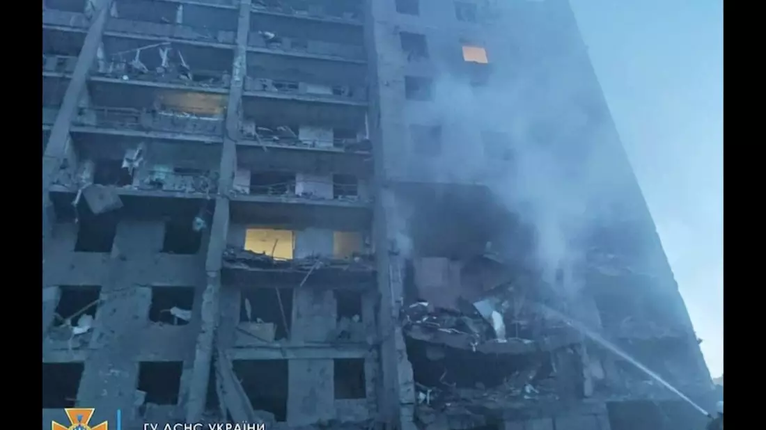 Ukrainische Rettungskräfte in Odessa nach einem russischen Angriff. (Archiv) - Bild: Uncredited/Ukrainian Emergency Service/AP/dpa