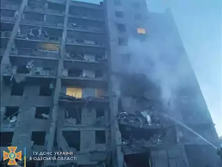 Ukrainische Rettungskräfte in Odessa nach einem russischen Angriff. (Archiv) - Foto: Uncredited/Ukrainian Emergency Service/AP/dpa