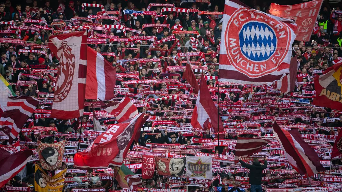 Zahlreiche Fans kamen in München auf den Marienplatz. - Bild: Sven Hoppe/dpa