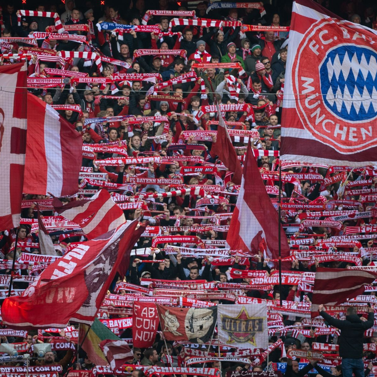 Zahlreiche Fans kamen in München auf den Marienplatz. - Foto: Sven Hoppe/dpa
