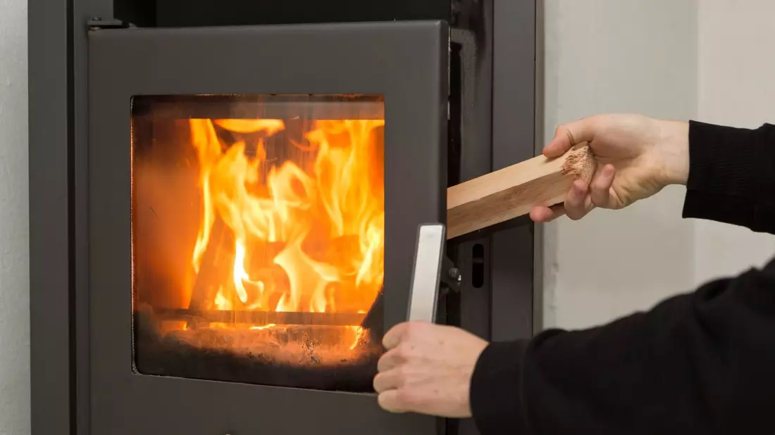 Kaminöfen waren als Folge der Energiekrise im vergangenen Winter besonders gefragt. - Bild: Silas Stein/dpa