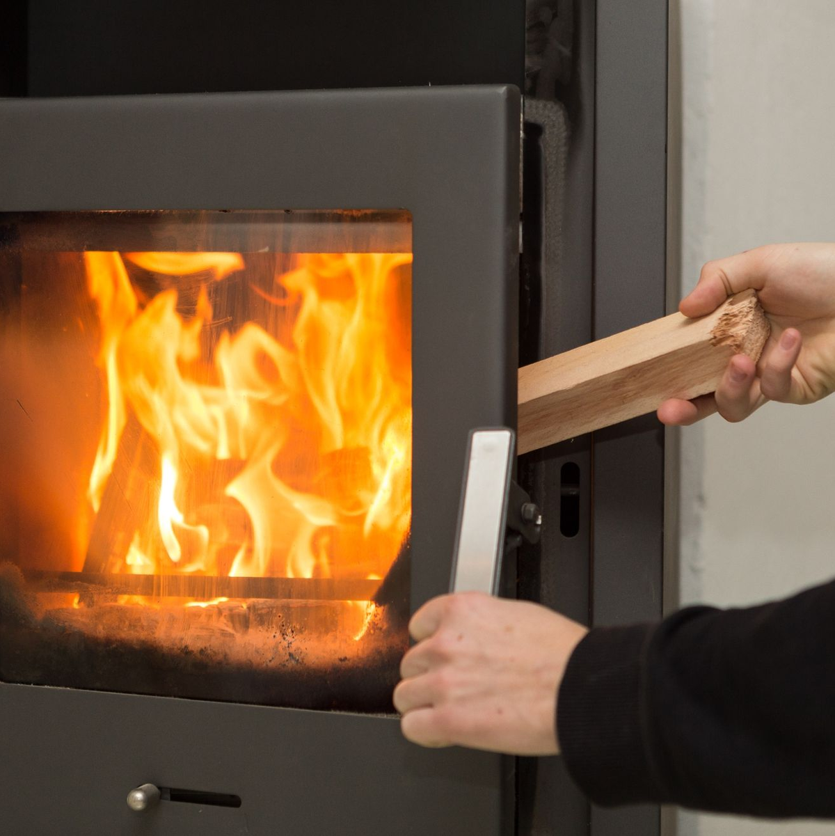 Kaminöfen waren als Folge der Energiekrise im vergangenen Winter besonders gefragt. - Foto: Silas Stein/dpa